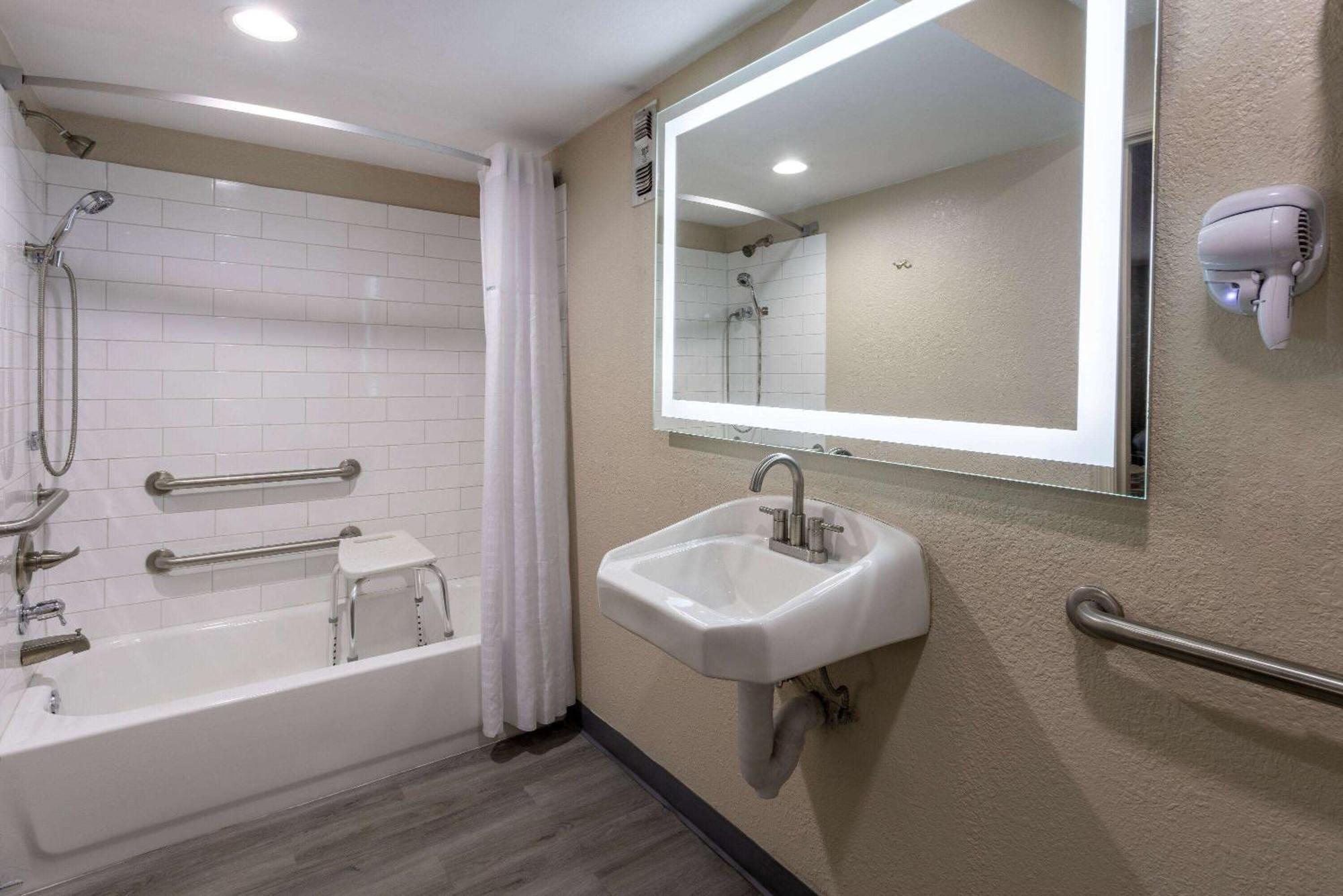 Hotel Super 8 By Wyndham Williamsburg/historic Area *
